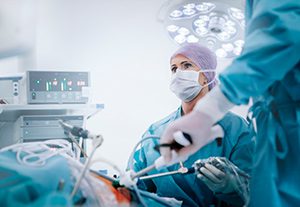 Mercado de dispositivos cirúrgicos minimamente invasivos